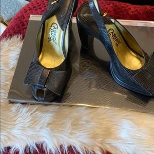 Carlos Santana leather pumps with bow detail.